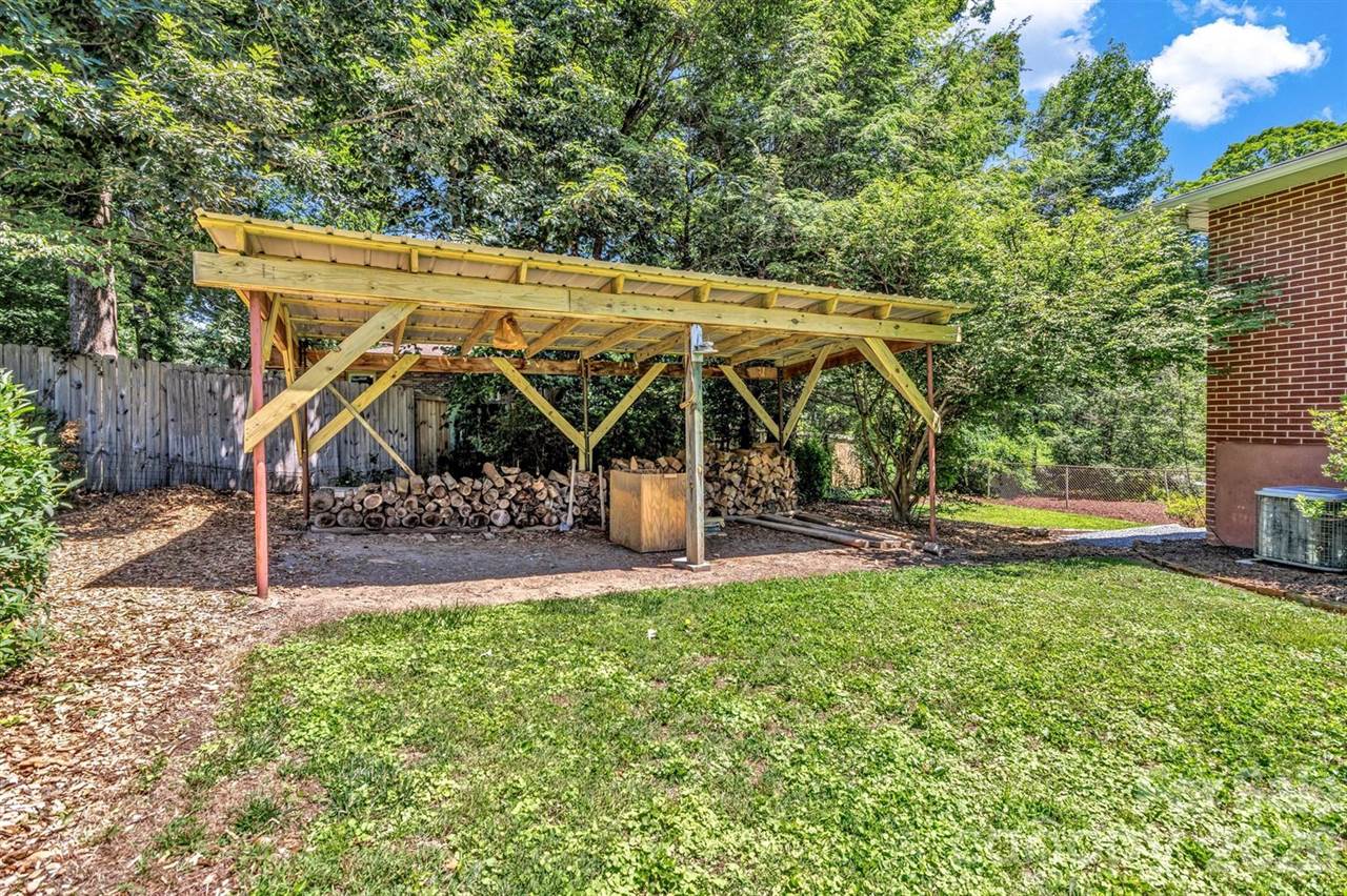 907 West Blue Ridge Road, East Flat Rock, NC 28726