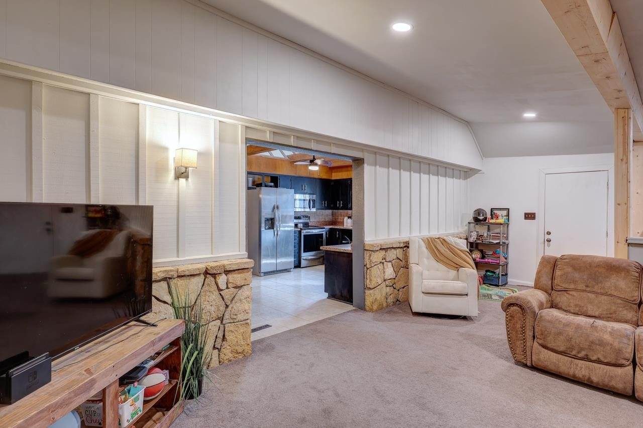915 East 15th Ave, Winfield, KS 67156