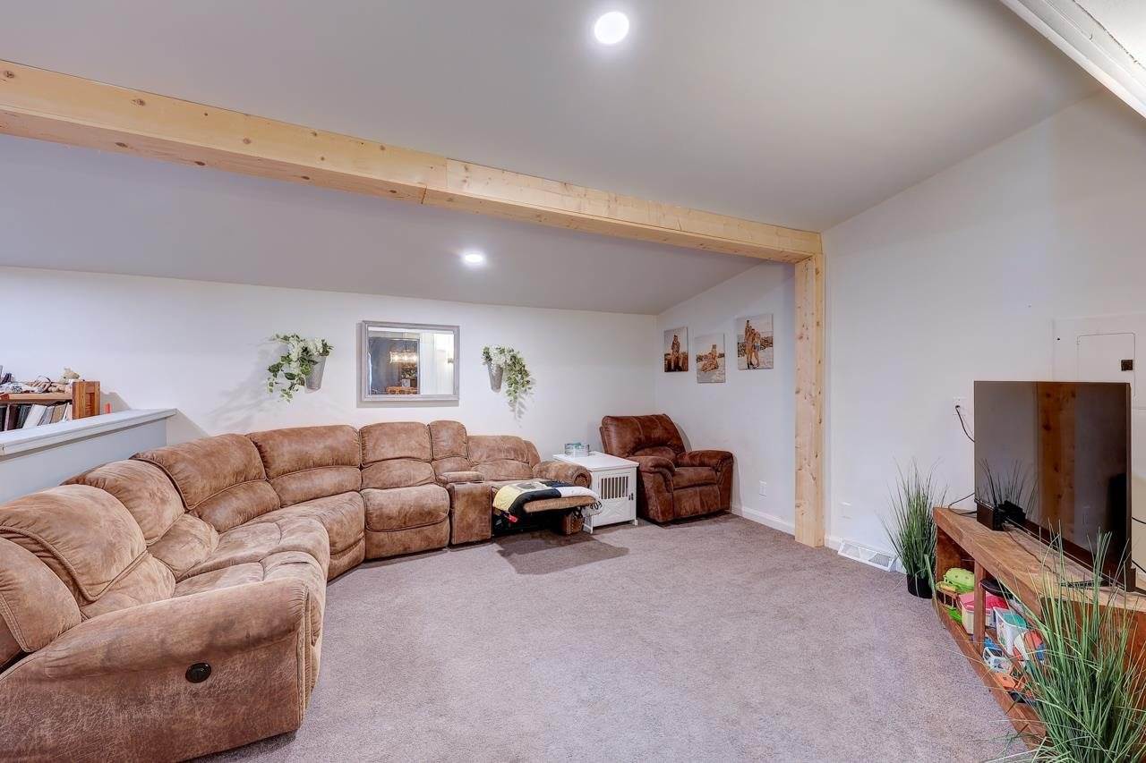 915 East 15th Ave, Winfield, KS 67156