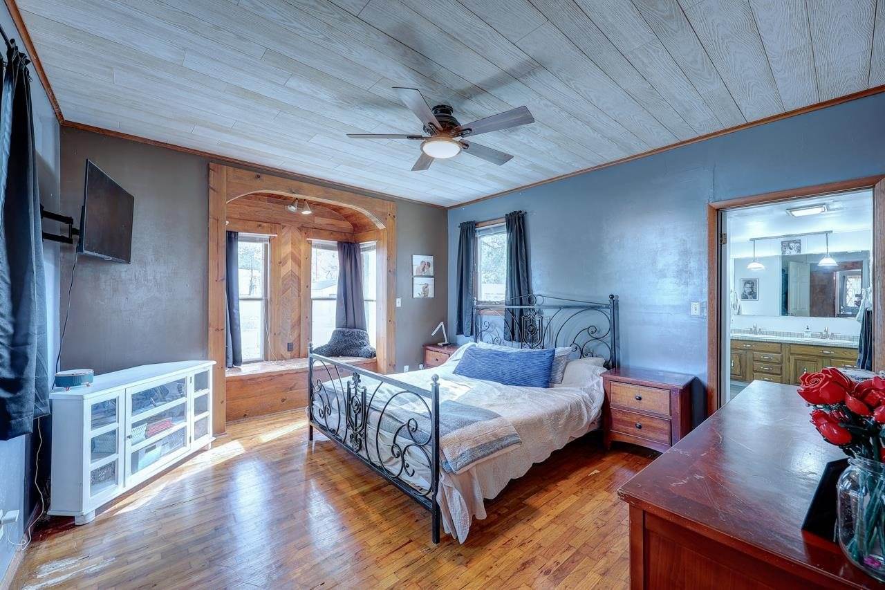 915 East 15th Ave, Winfield, KS 67156