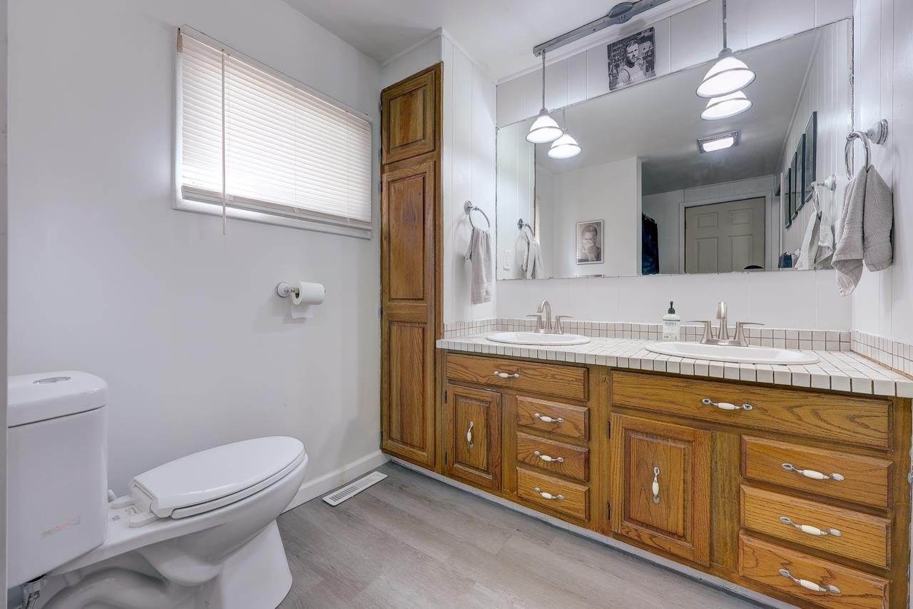 915 East 15th Ave, Winfield, KS 67156