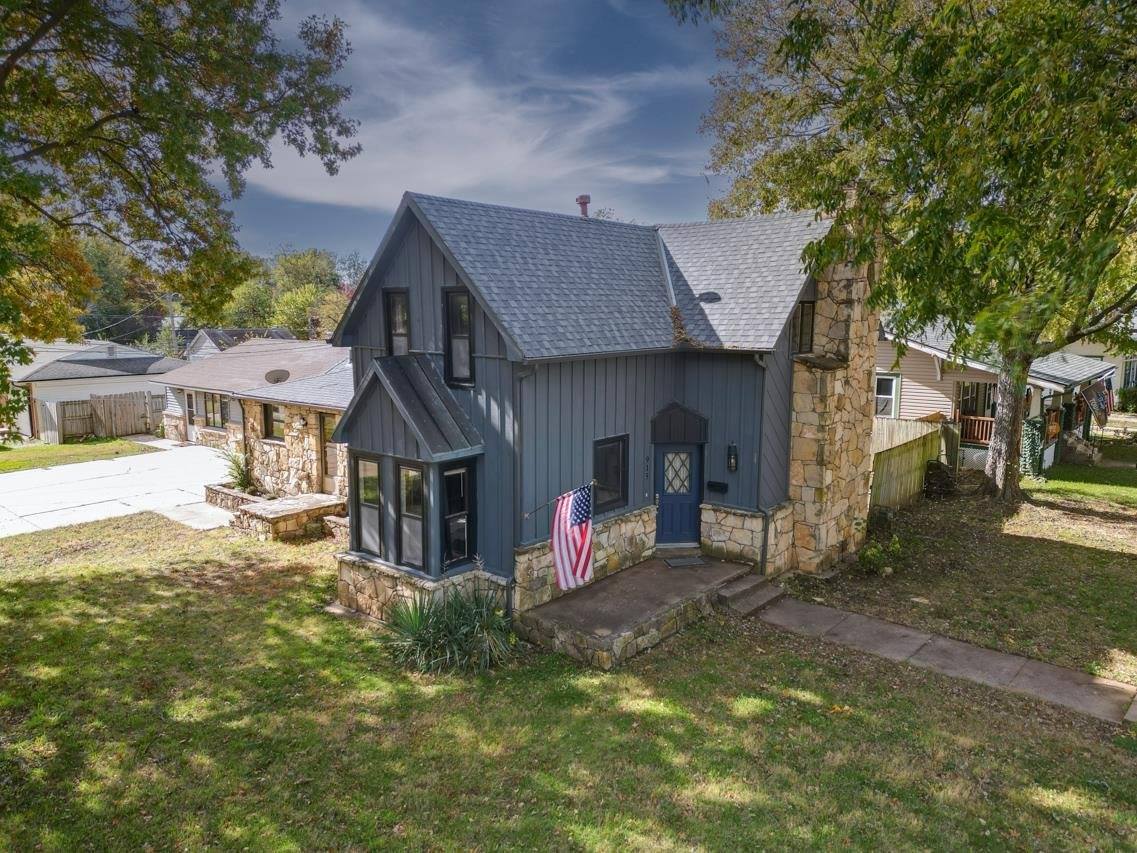 915 East 15th Ave, Winfield, KS 67156