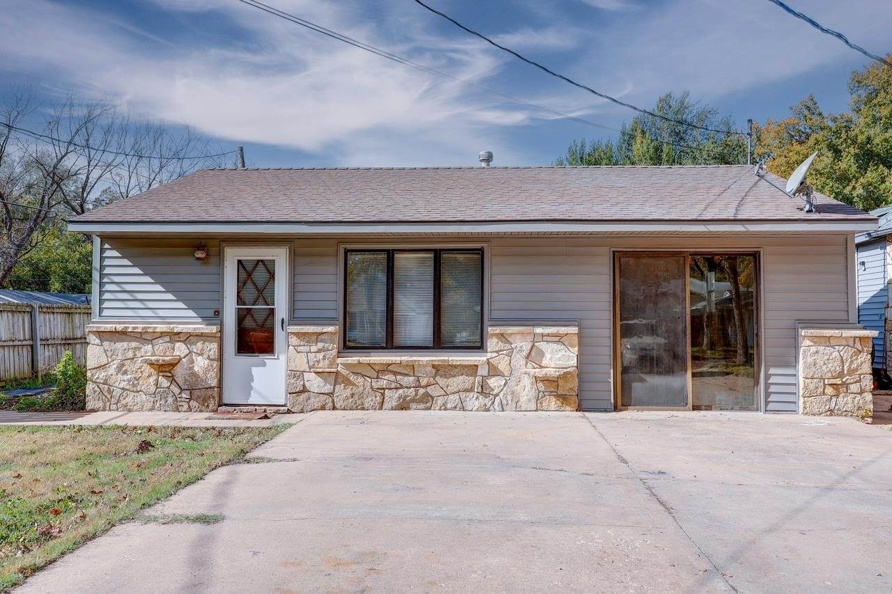915 East 15th Ave, Winfield, KS 67156