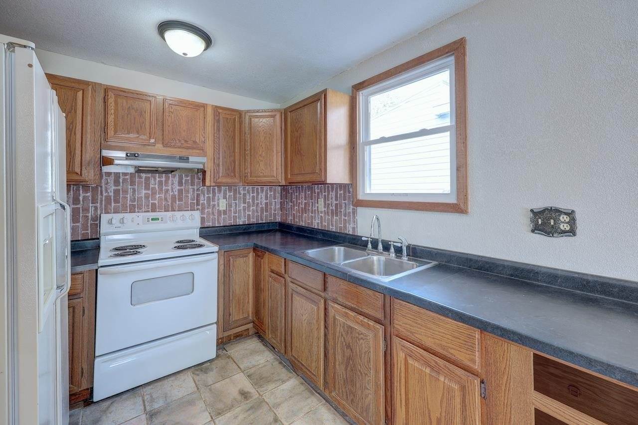 915 East 15th Ave, Winfield, KS 67156