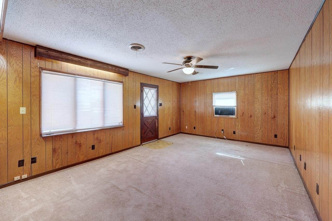 915 East 15th Ave, Winfield, KS 67156