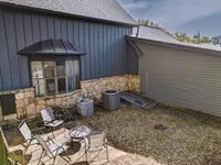 915 East 15th Ave, Winfield, KS 67156