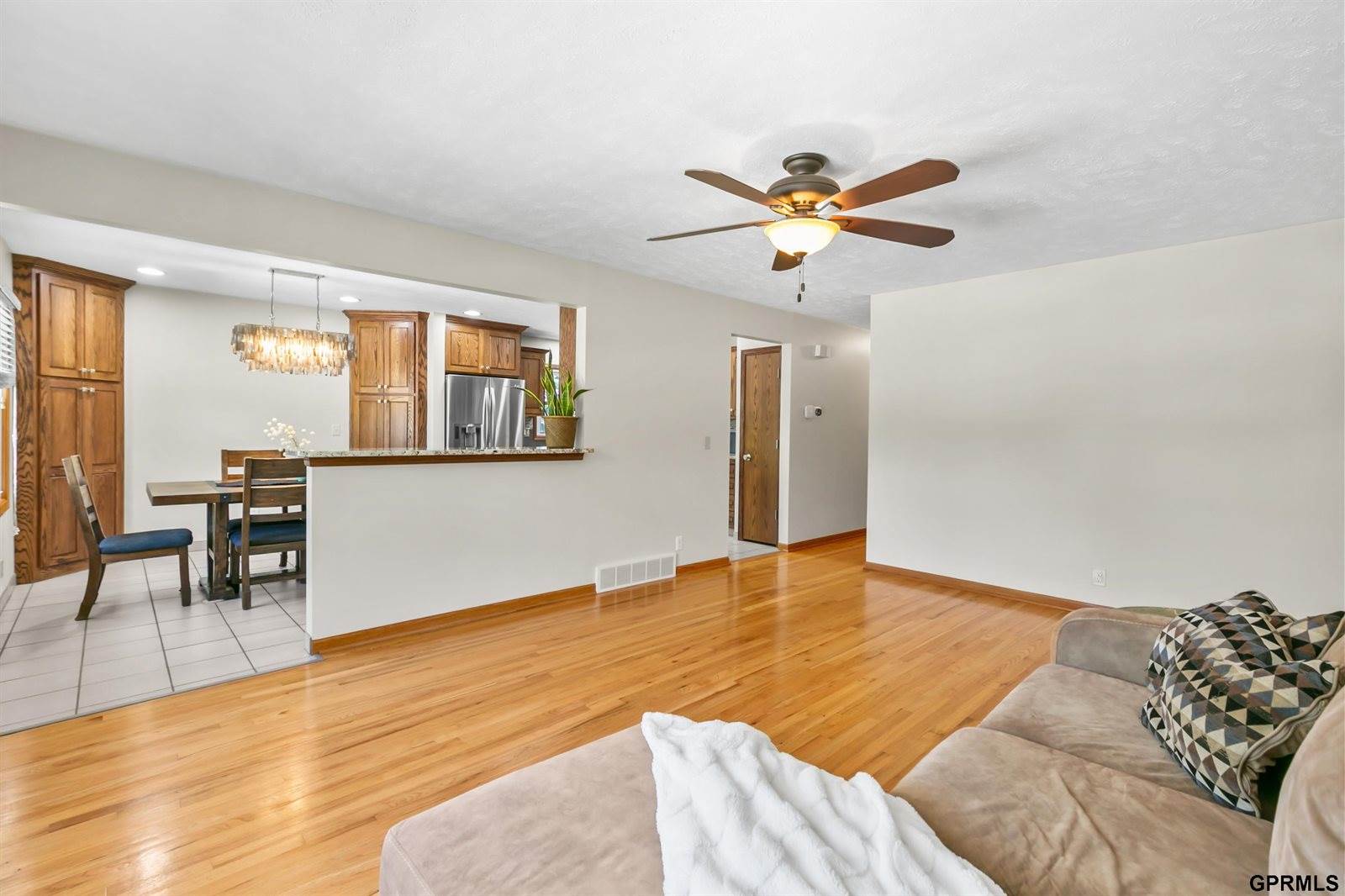 9806 O Circle, Omaha, NE 68127