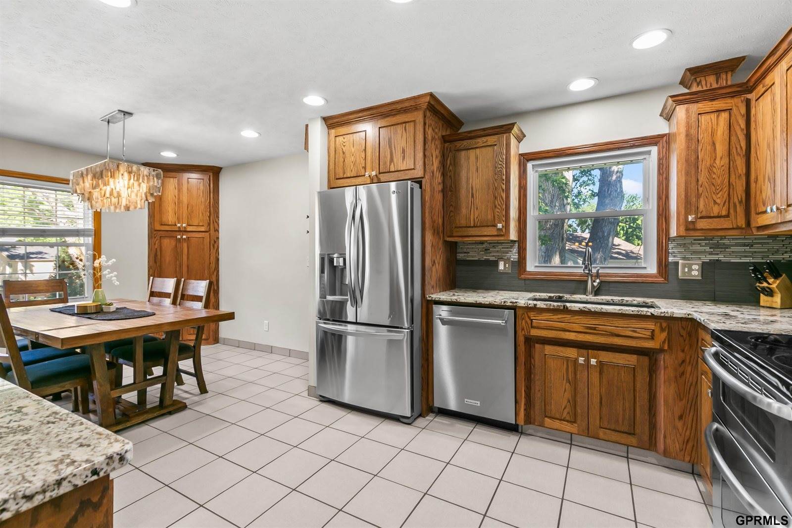 9806 O Circle, Omaha, NE 68127
