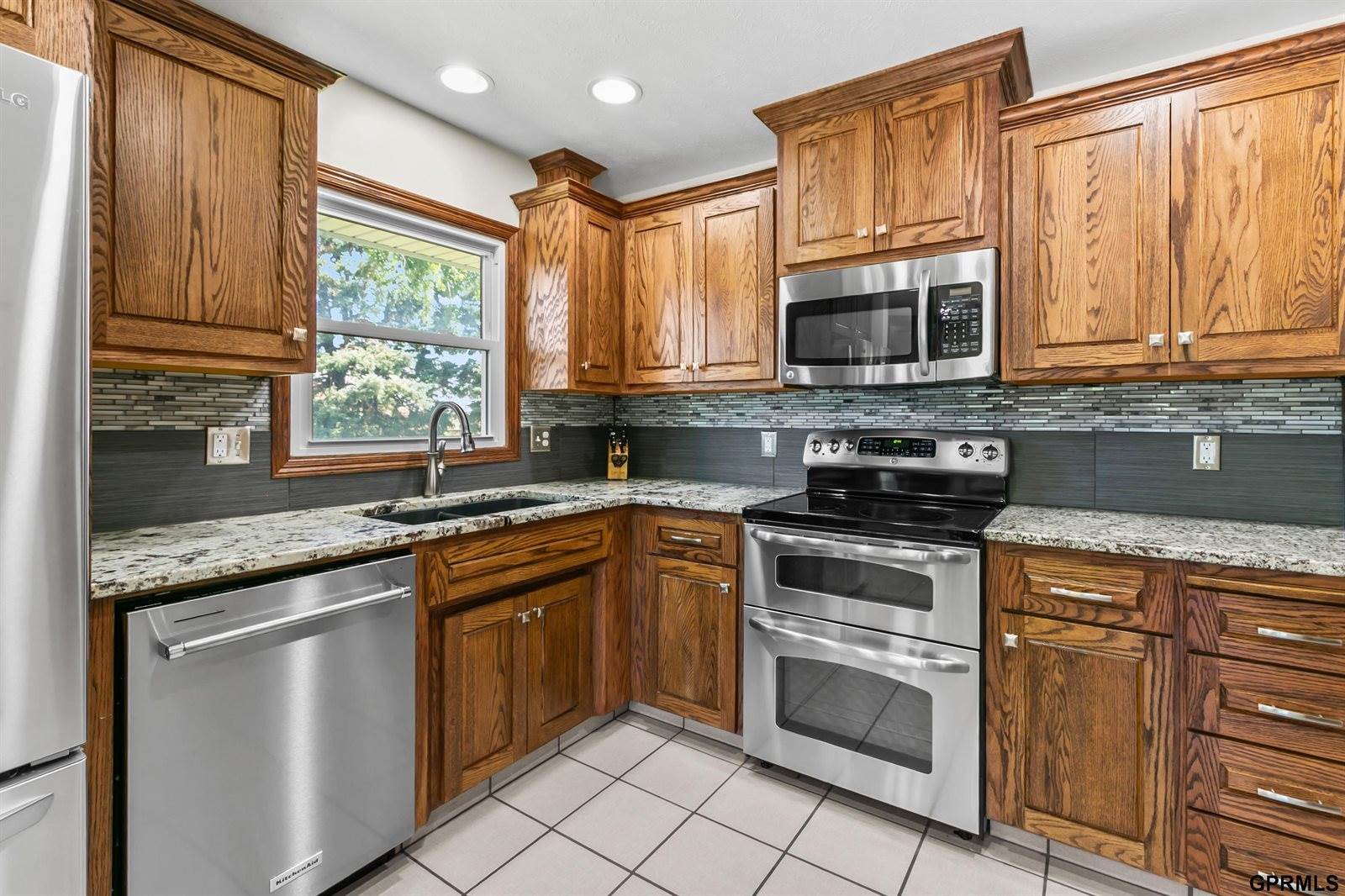 9806 O Circle, Omaha, NE 68127