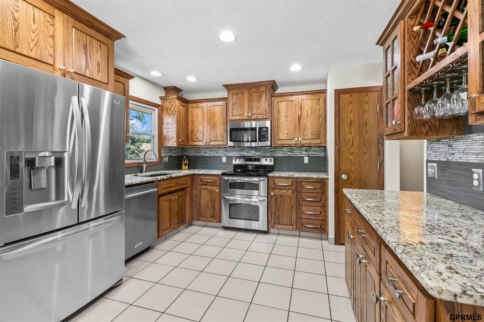 9806 O Circle, Omaha, NE 68127