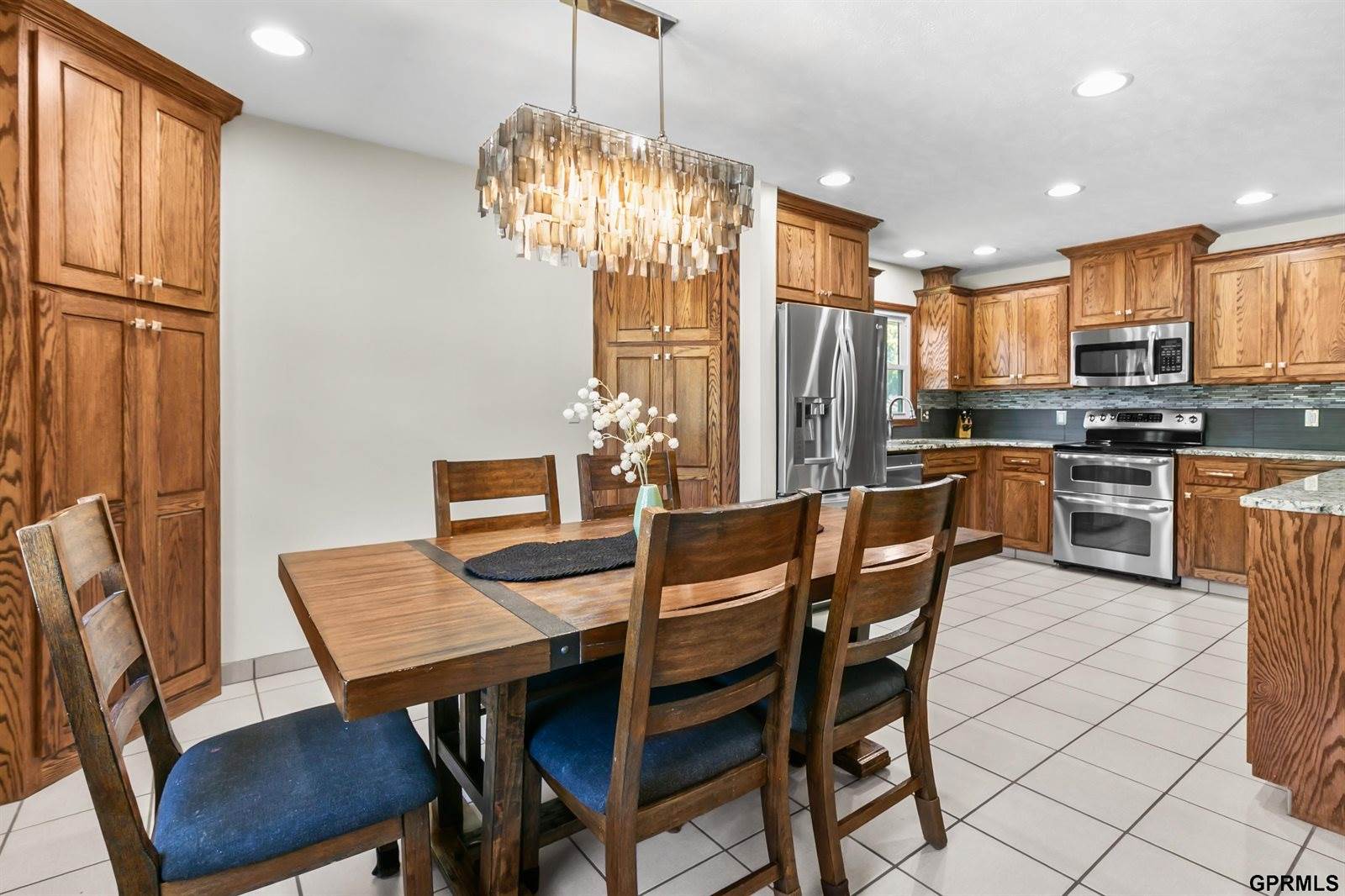 9806 O Circle, Omaha, NE 68127