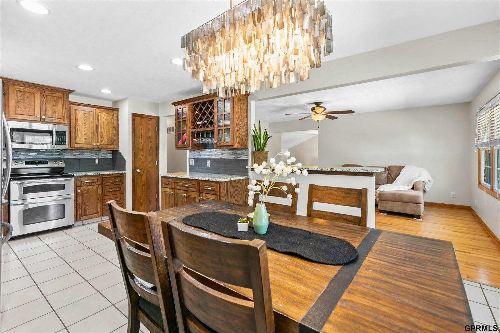 9806 O Circle, Omaha, NE 68127
