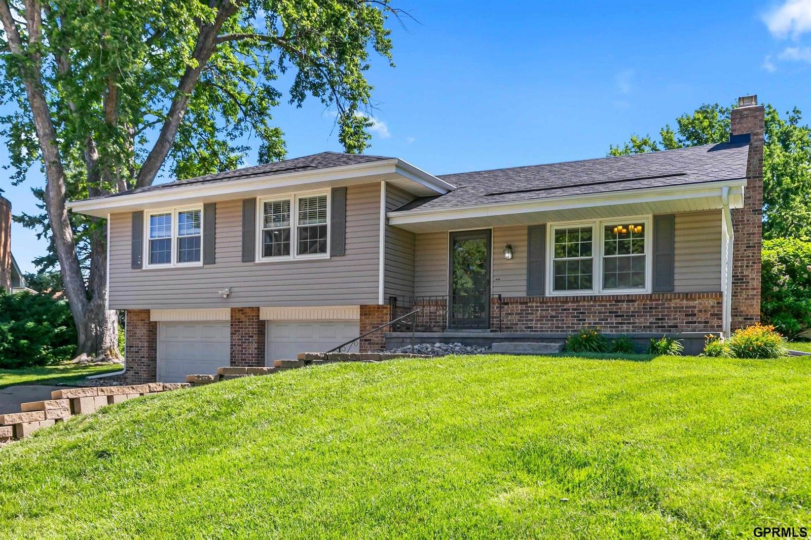 9806 O Circle, Omaha, NE 68127