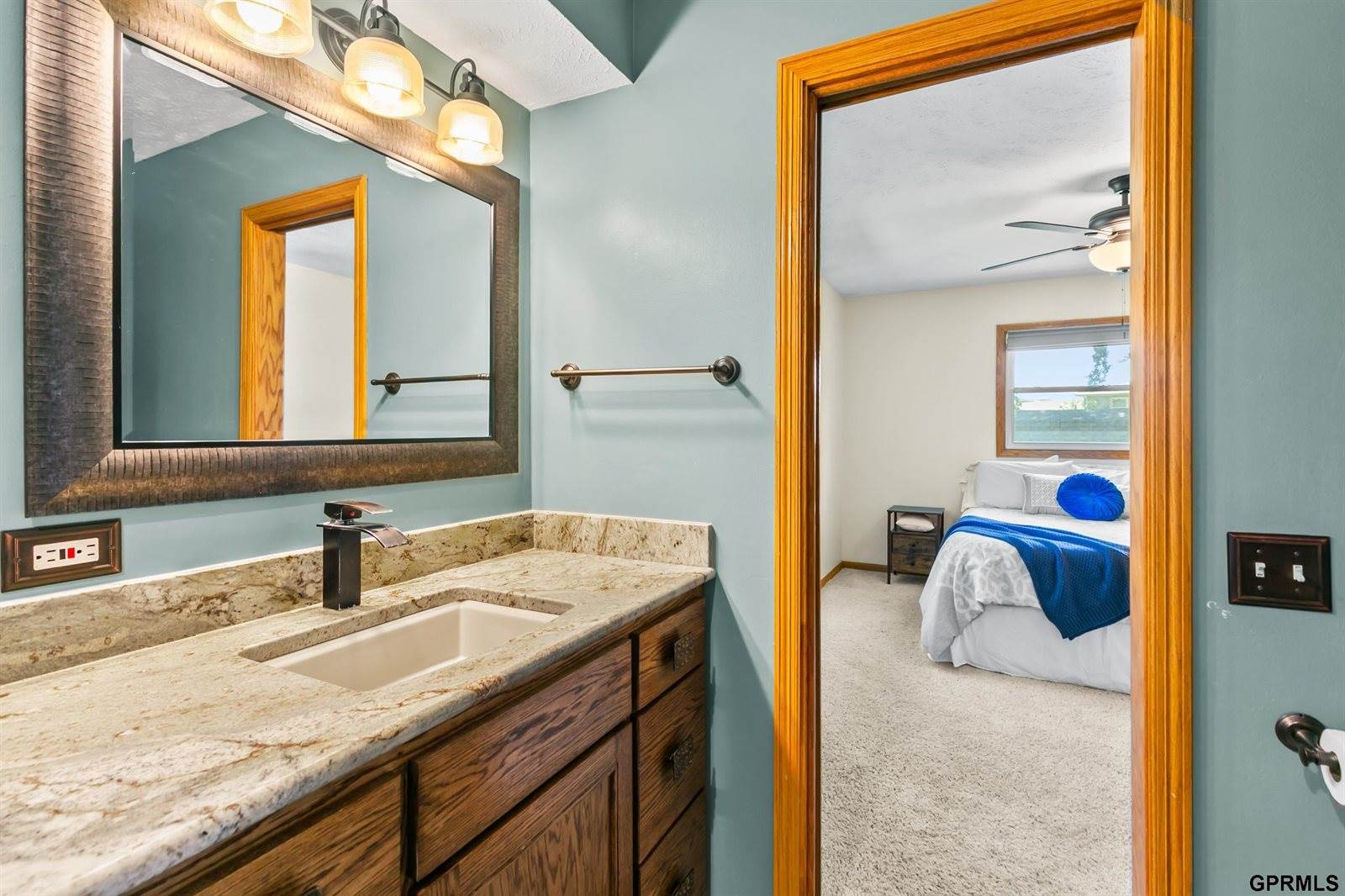9806 O Circle, Omaha, NE 68127