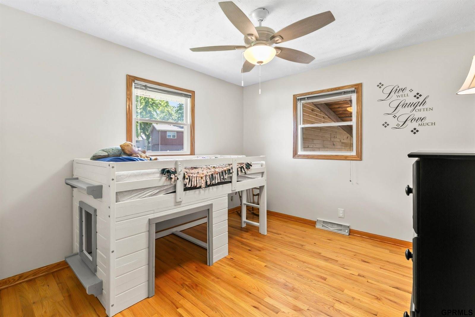 9806 O Circle, Omaha, NE 68127