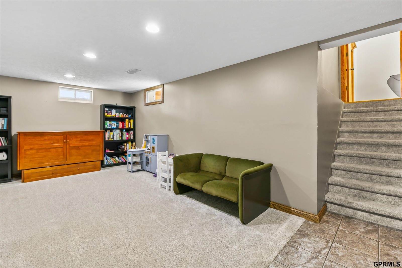 9806 O Circle, Omaha, NE 68127