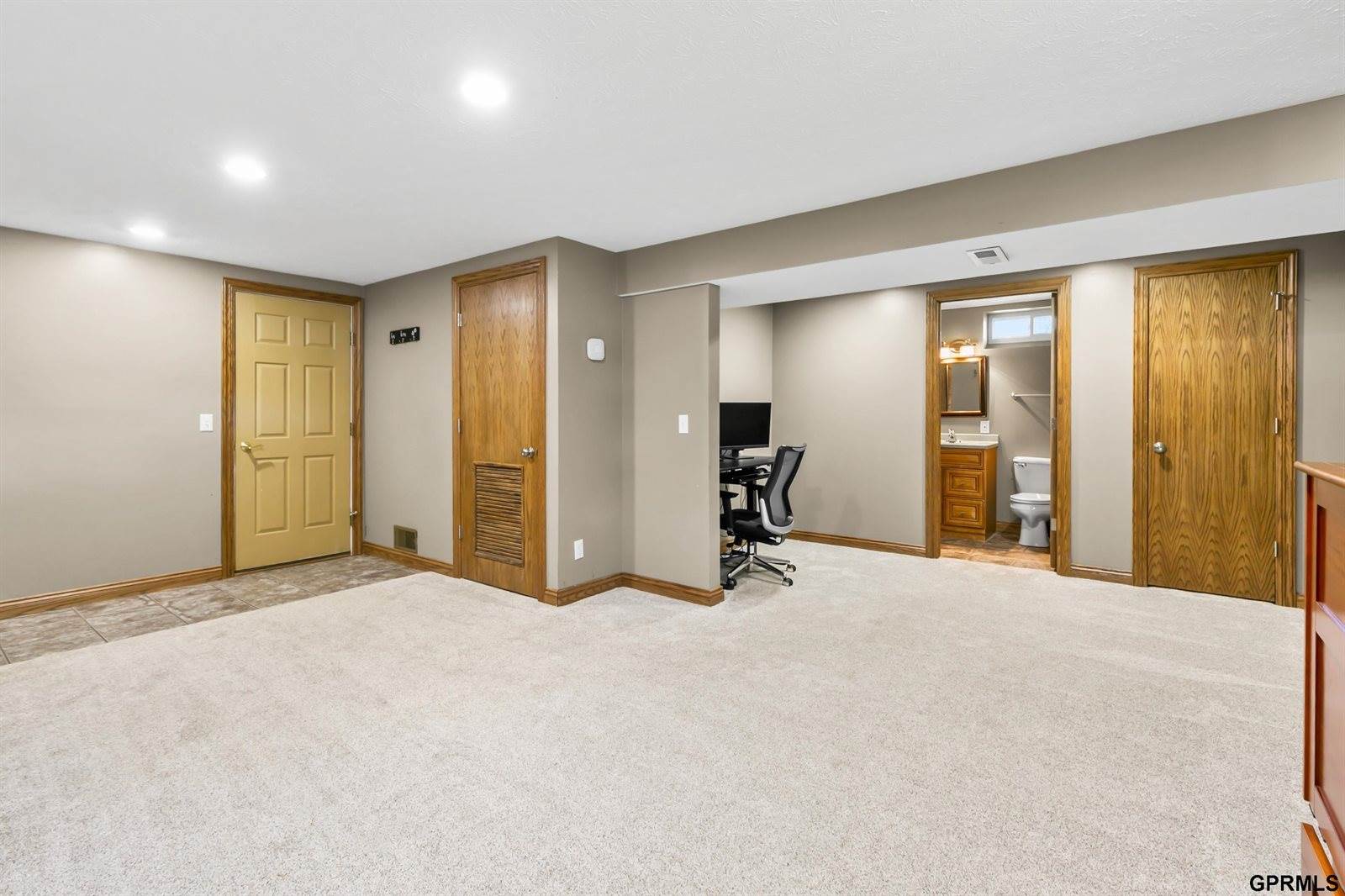 9806 O Circle, Omaha, NE 68127