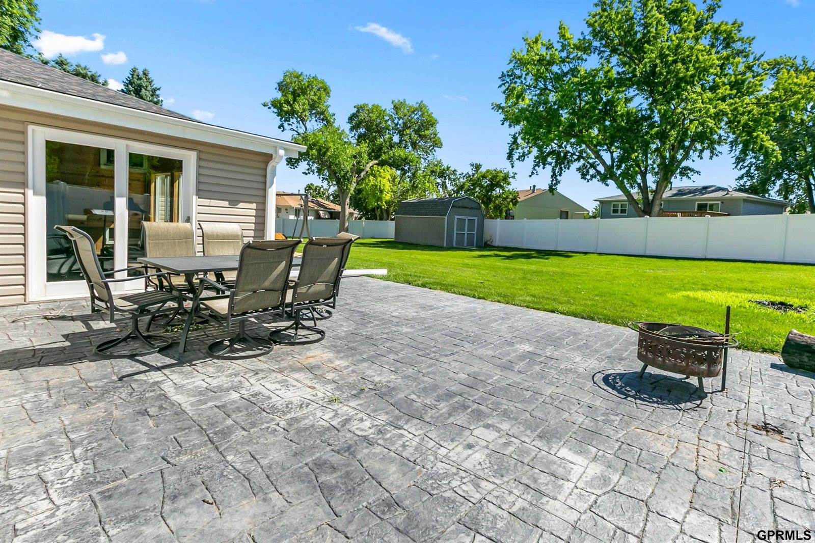 9806 O Circle, Omaha, NE 68127