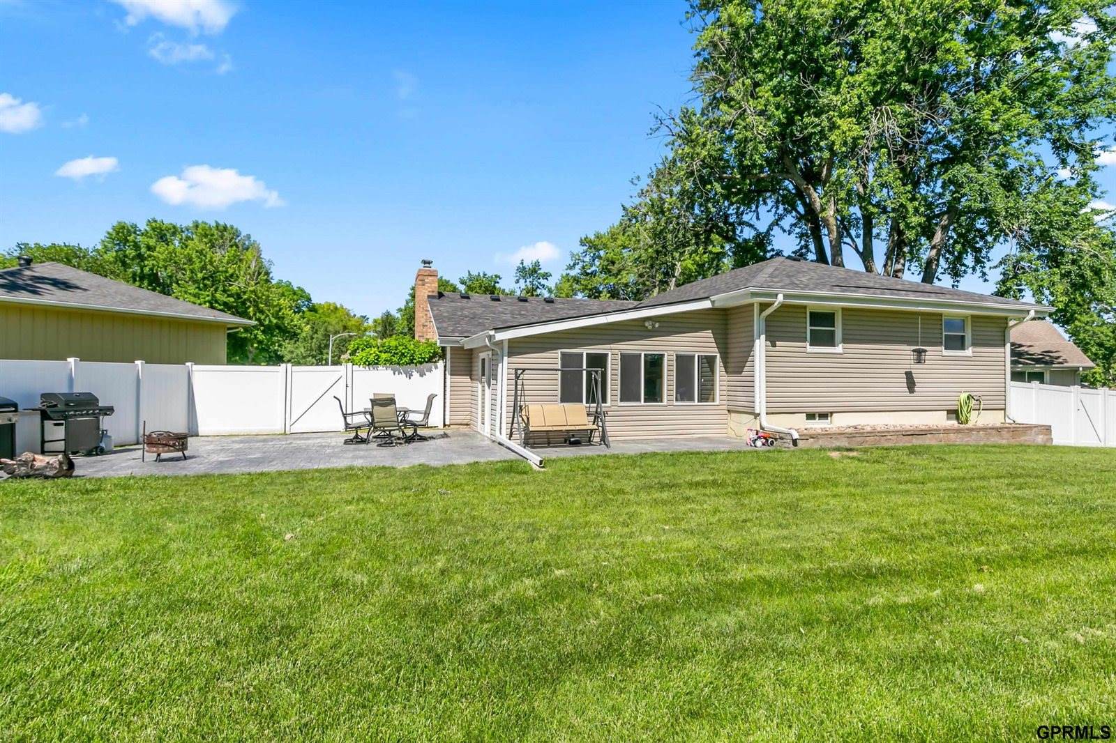 9806 O Circle, Omaha, NE 68127