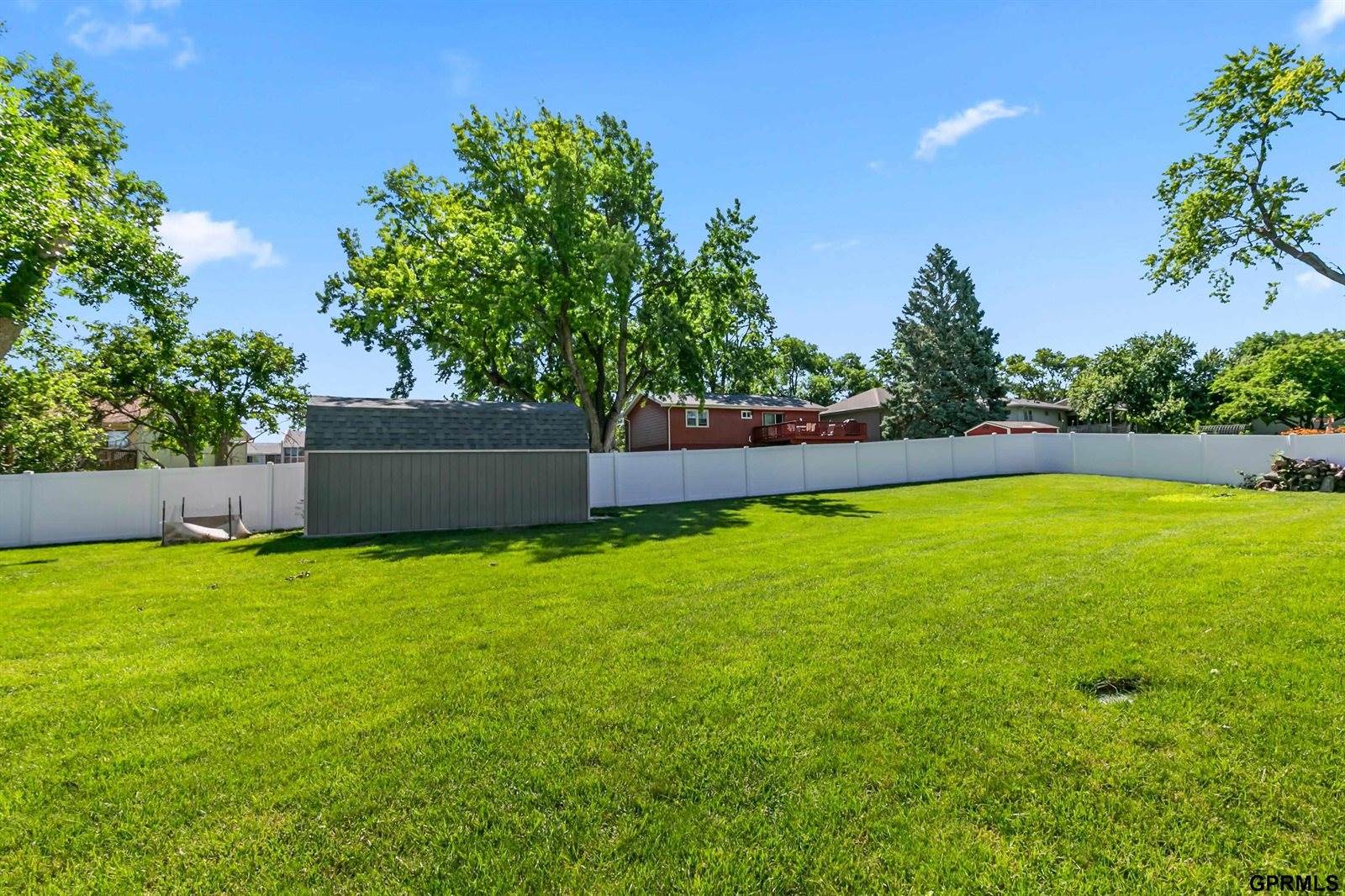 9806 O Circle, Omaha, NE 68127