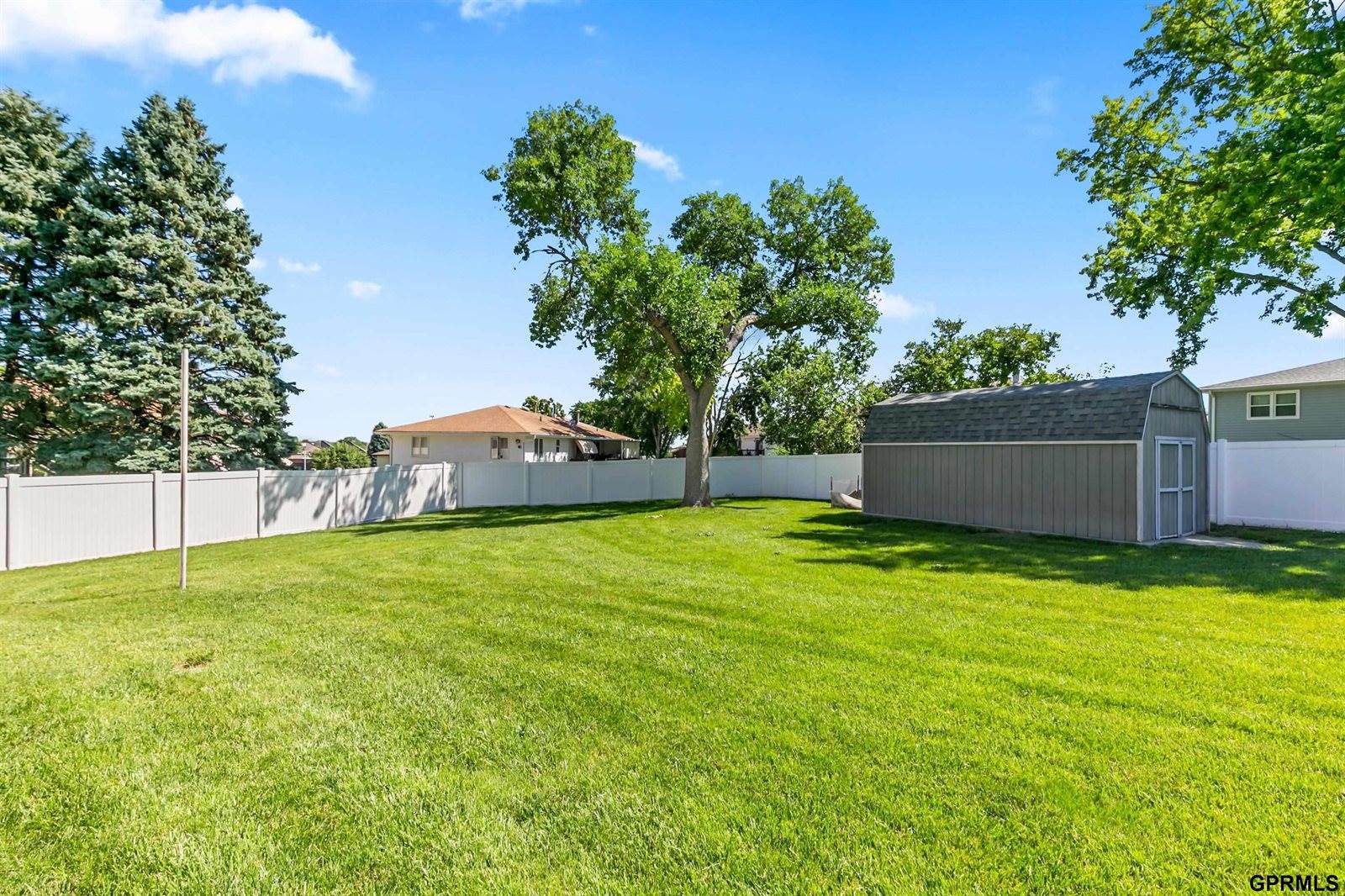 9806 O Circle, Omaha, NE 68127