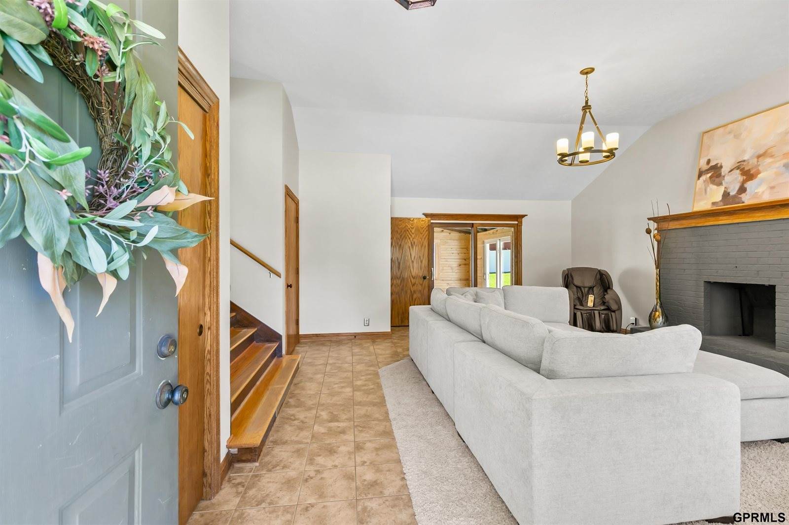9806 O Circle, Omaha, NE 68127