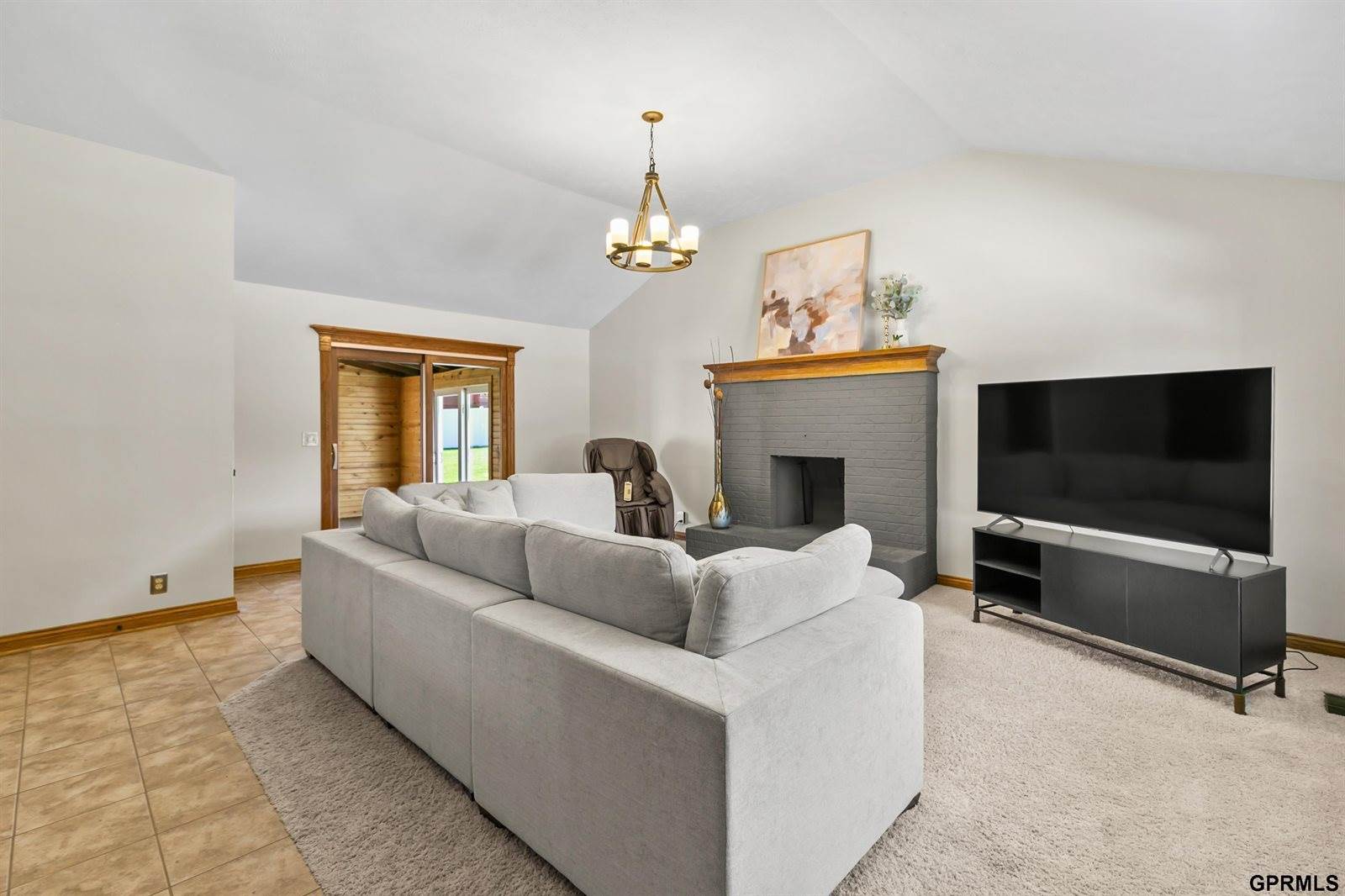 9806 O Circle, Omaha, NE 68127