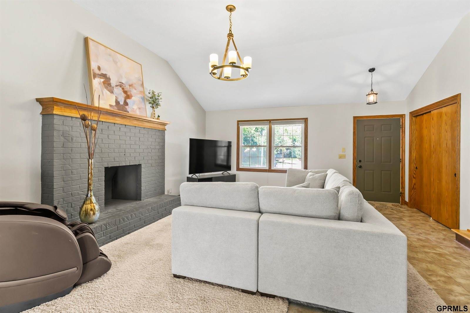 9806 O Circle, Omaha, NE 68127