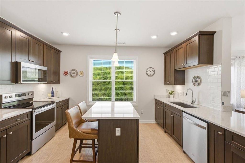 2301 Pennington Dr, Walpole, MA 02081