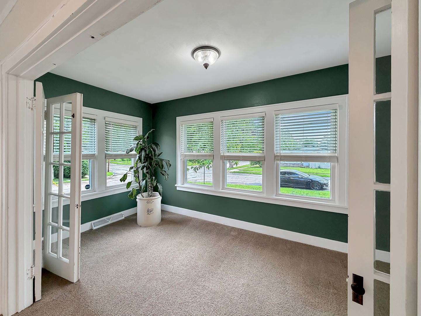 904 South Mckinley Avenue, Freeport, IL 61032