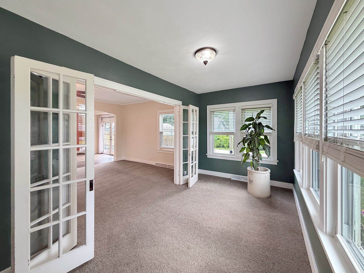 904 South Mckinley Avenue, Freeport, IL 61032