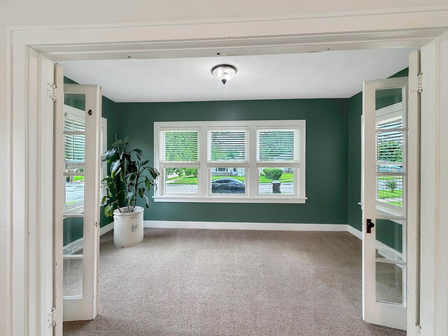 904 South Mckinley Avenue, Freeport, IL 61032