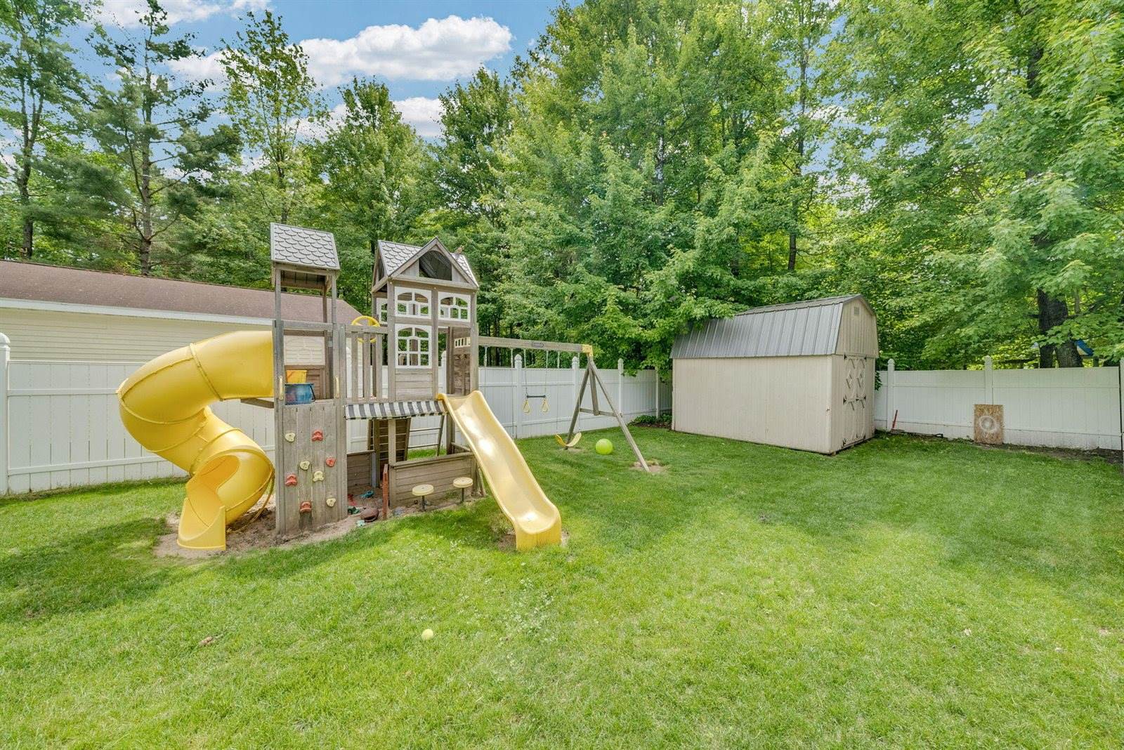 302 Redwine Drive, Houghton Lake, MI 48629