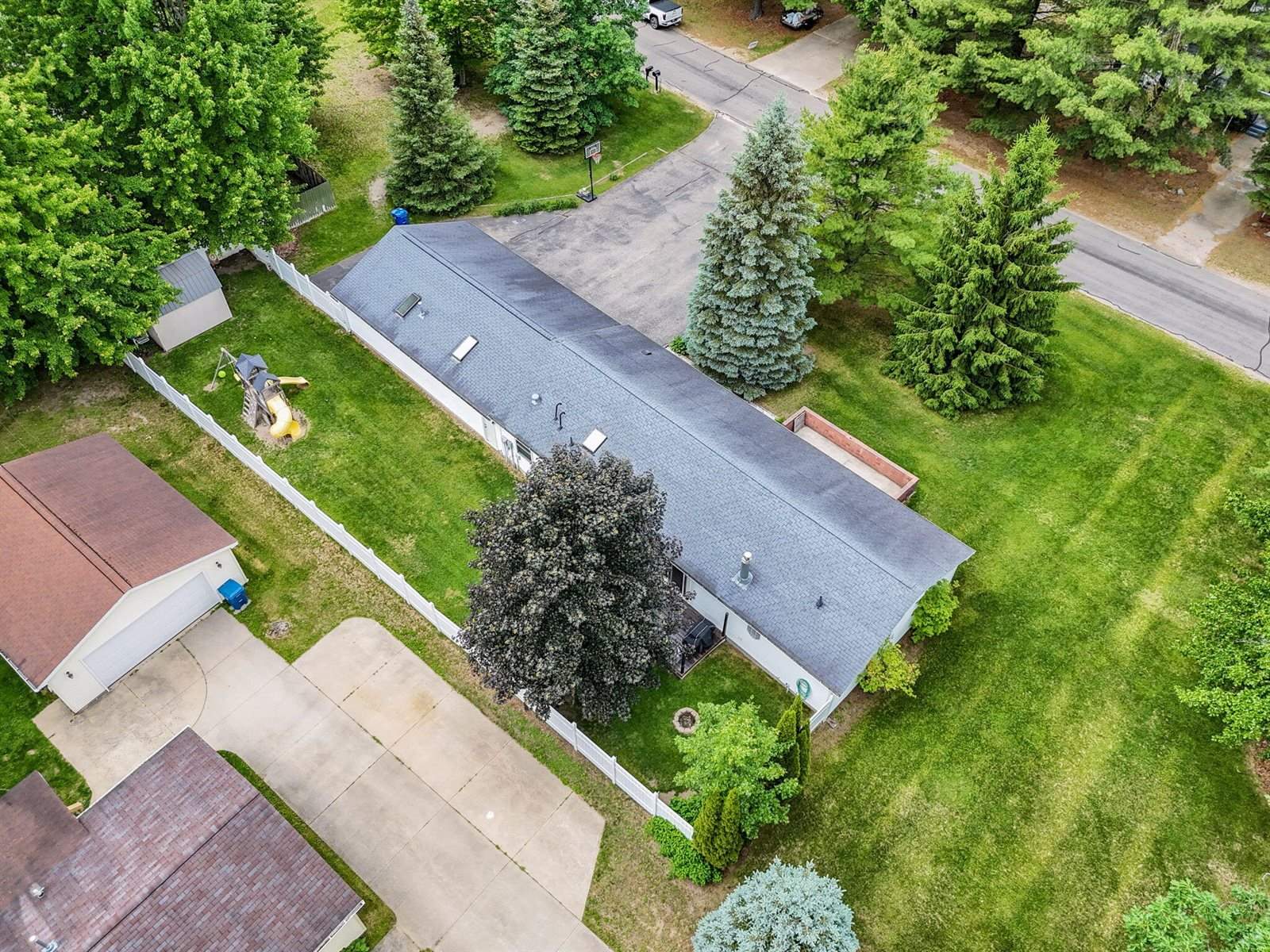 302 Redwine Drive, Houghton Lake, MI 48629