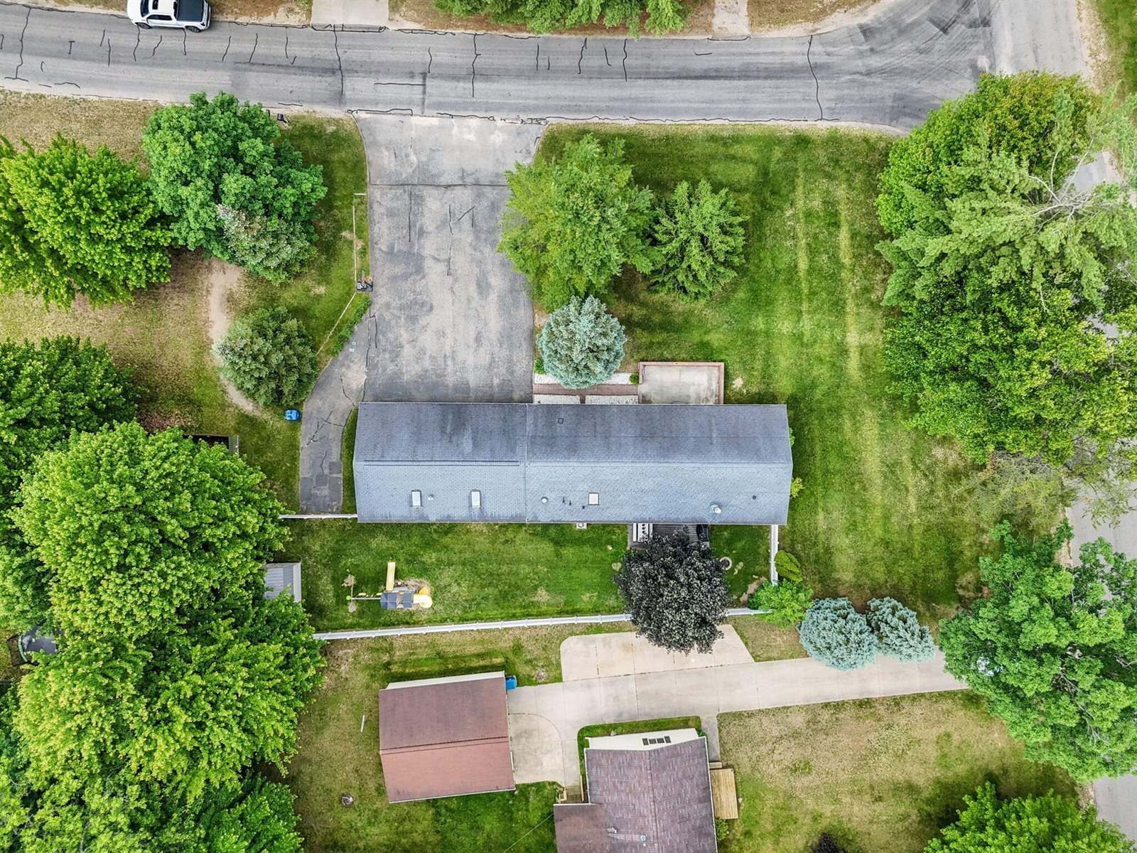 302 Redwine Drive, Houghton Lake, MI 48629