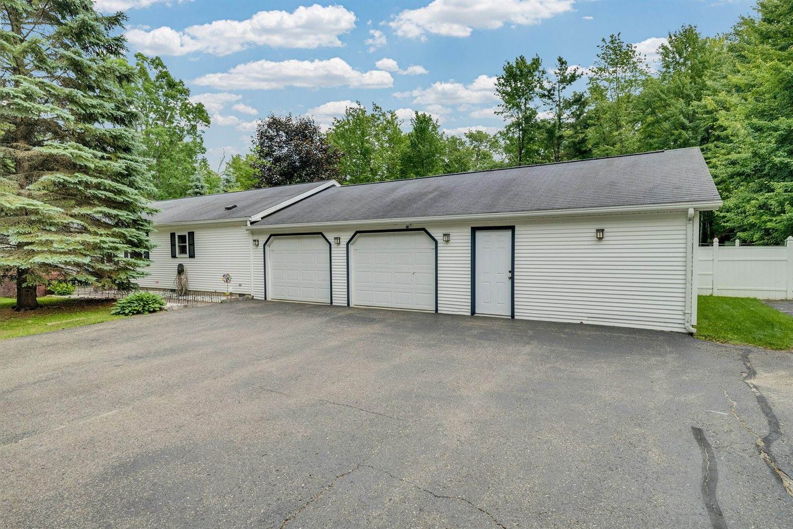 302 Redwine Drive, Houghton Lake, MI 48629