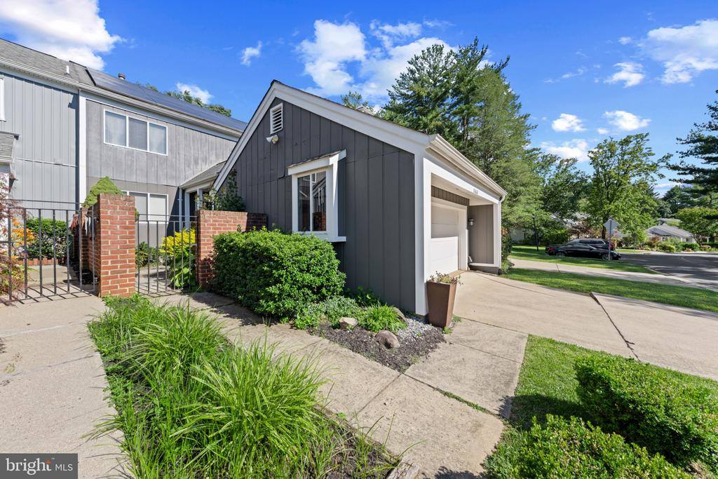 20668 Highland Hall Drive, Gaithersburg, MD 20886
