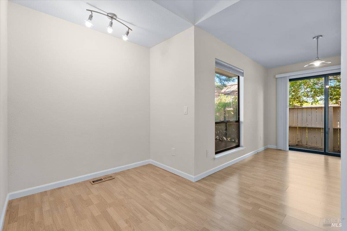 4736 Shade Tree Lane, Santa Rosa, CA 95405