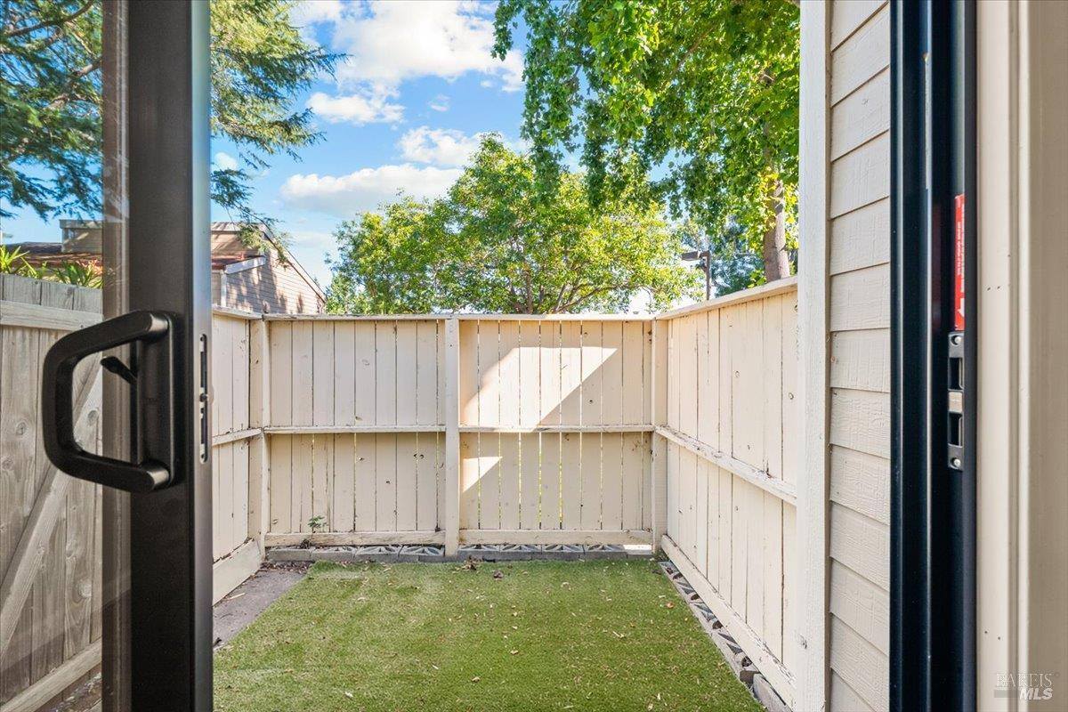 4736 Shade Tree Lane, Santa Rosa, CA 95405