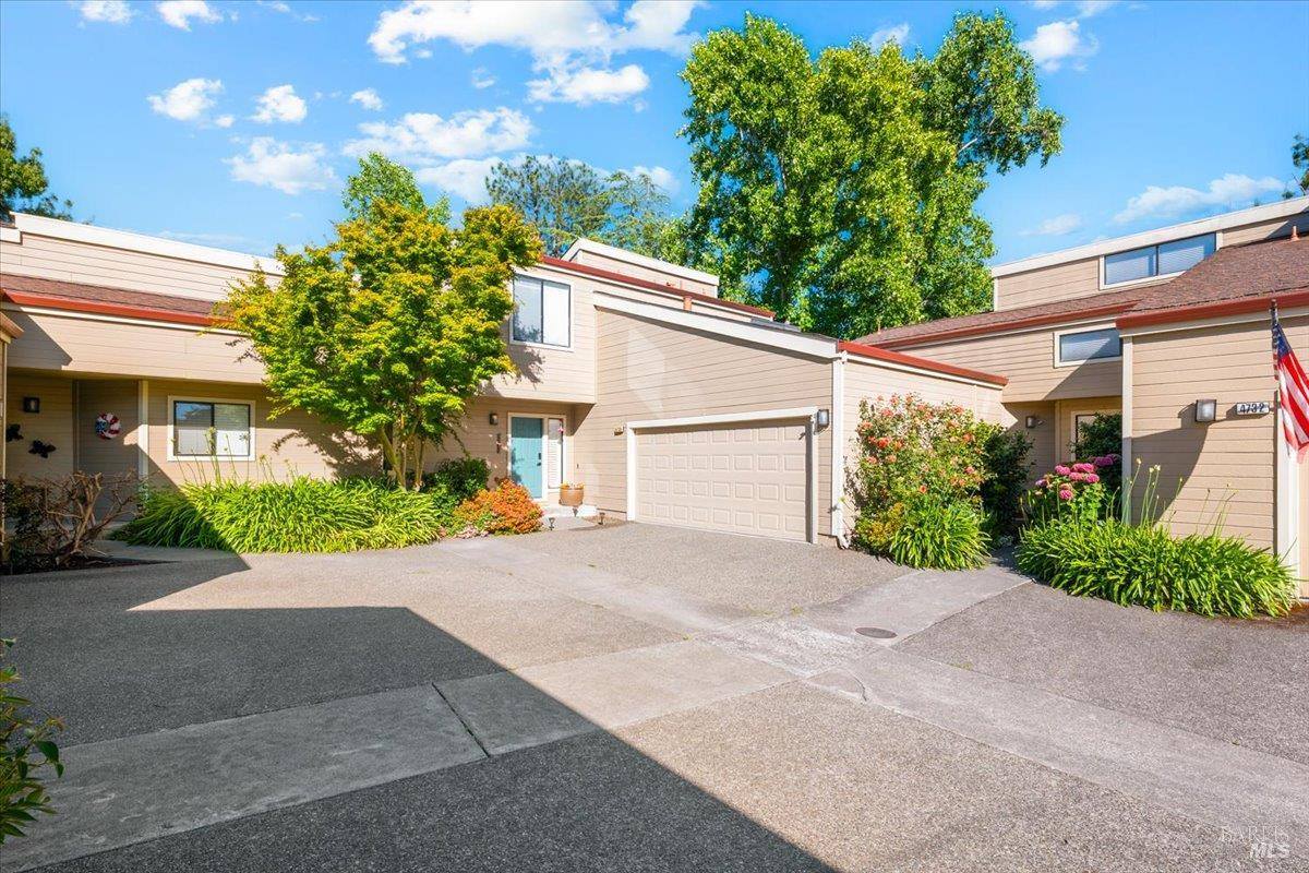 4736 Shade Tree Lane, Santa Rosa, CA 95405