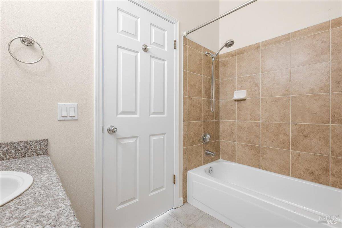 4736 Shade Tree Lane, Santa Rosa, CA 95405