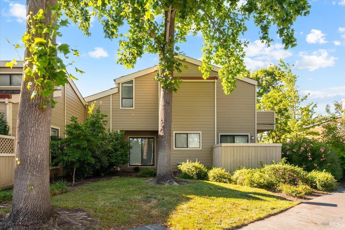 4736 Shade Tree Lane, Santa Rosa, CA 95405