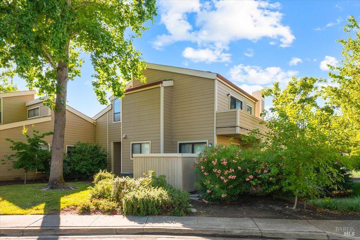4736 Shade Tree Lane, Santa Rosa, CA 95405