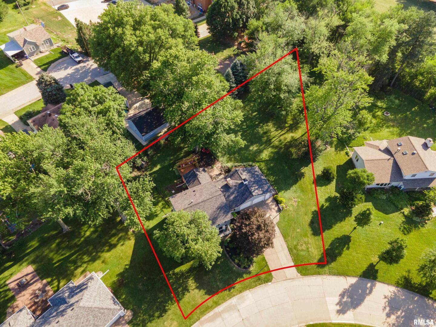 17 Sunset Circle, Bettendorf, IA 52722