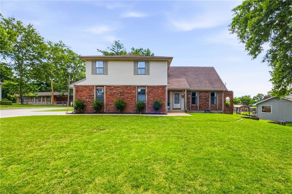 5233 NW Old Pike Road, Gladstone, MO 64118