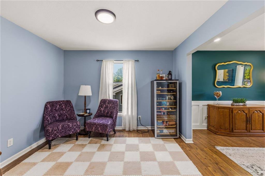 5233 NW Old Pike Road, Gladstone, MO 64118
