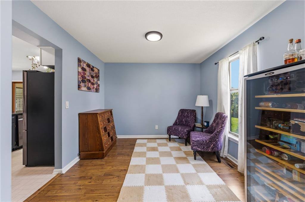 5233 NW Old Pike Road, Gladstone, MO 64118