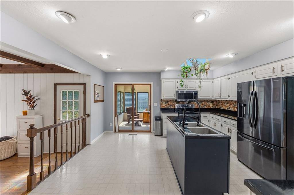 5233 NW Old Pike Road, Gladstone, MO 64118