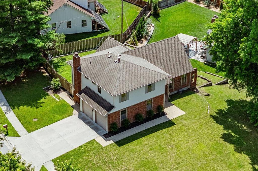 5233 NW Old Pike Road, Gladstone, MO 64118
