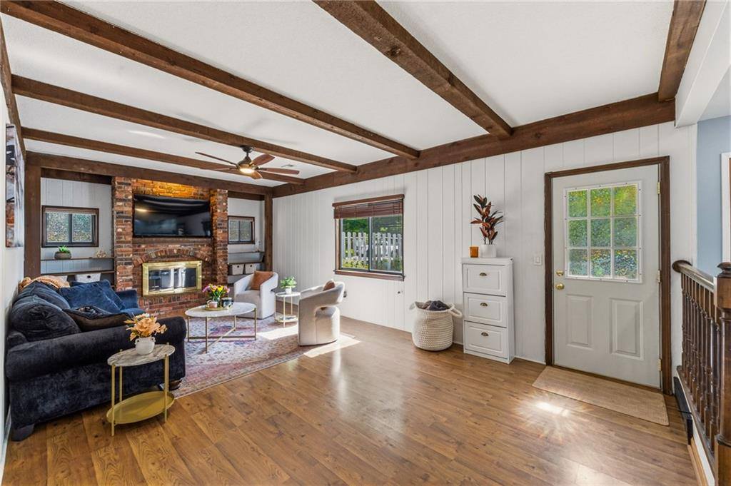 5233 NW Old Pike Road, Gladstone, MO 64118